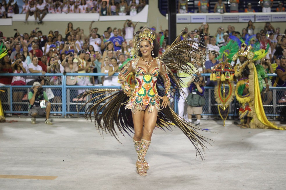 Luiza Brunet em sua despedida como rainha de bateria da Imperatriz, em 2012 — Foto: Alexandre Cassiano