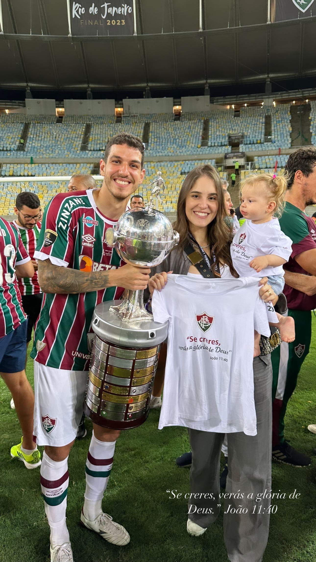 Nino comemora o título ao lado da esposa Larissa e da filha Sofia — Foto: Reprodução