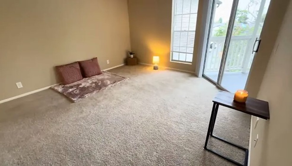 Alicia Rice adotou estilo de vida 'ultraminimalista': a sala da sua casa na Califórnia — Foto: Reprodução/YouTube