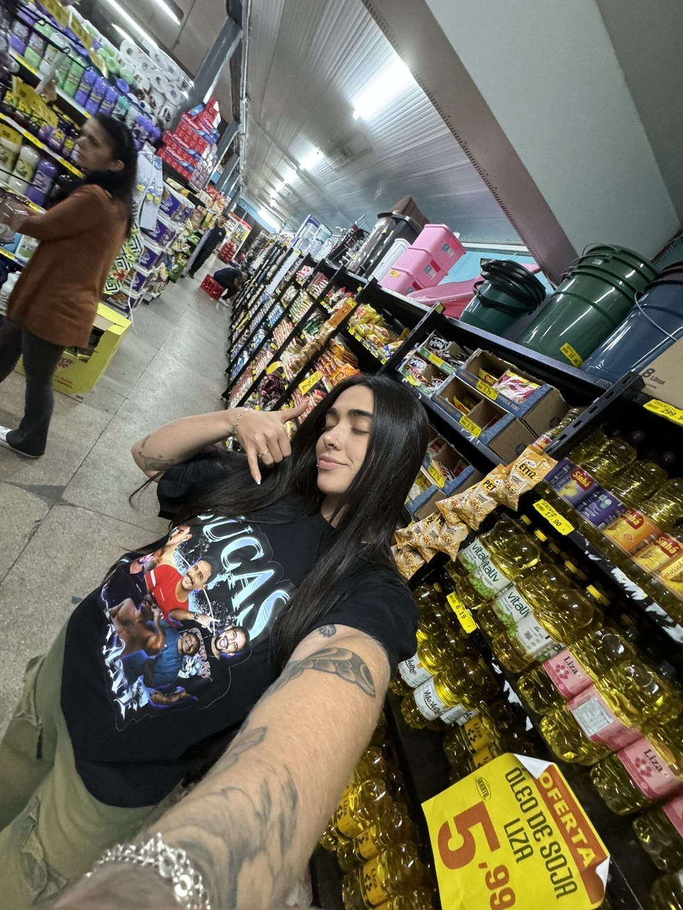 Giovanna Lima usa blusa com rosto de Lucas Pizane &mdash; Foto: Reprodu&ccedil;&atilde;o/Instagram