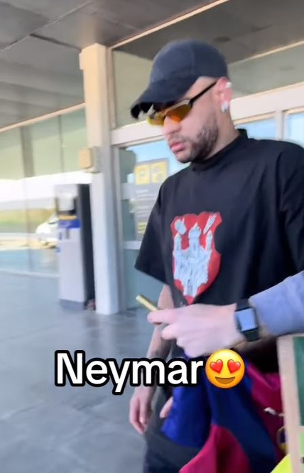 Neymar na chegada ao aeroporto de Barcelona reprodução/ instagram — Foto: reprodução/ instagram