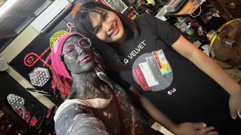 Lily e Amorn, depois do procedimento, no est&uacute;dio de tatuagem em Tangen (Alemanha) &mdash; Foto: Divulga&ccedil;&atilde;o: lily_lu_filmz