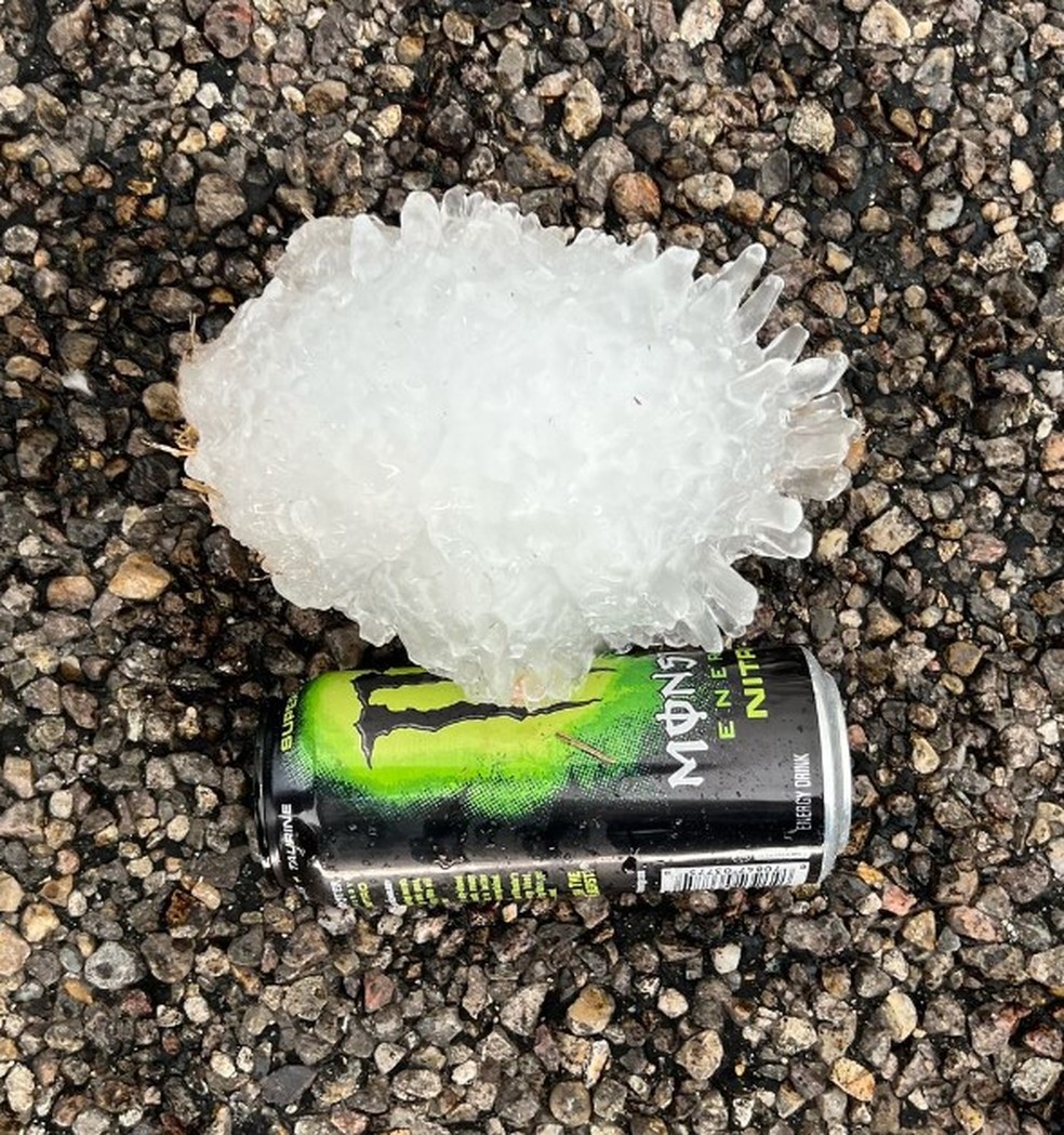 Caçadores de tempestades encontram granizo do tamanho de um abacaxi: recorde — Foto: Reprodução/Instagram
