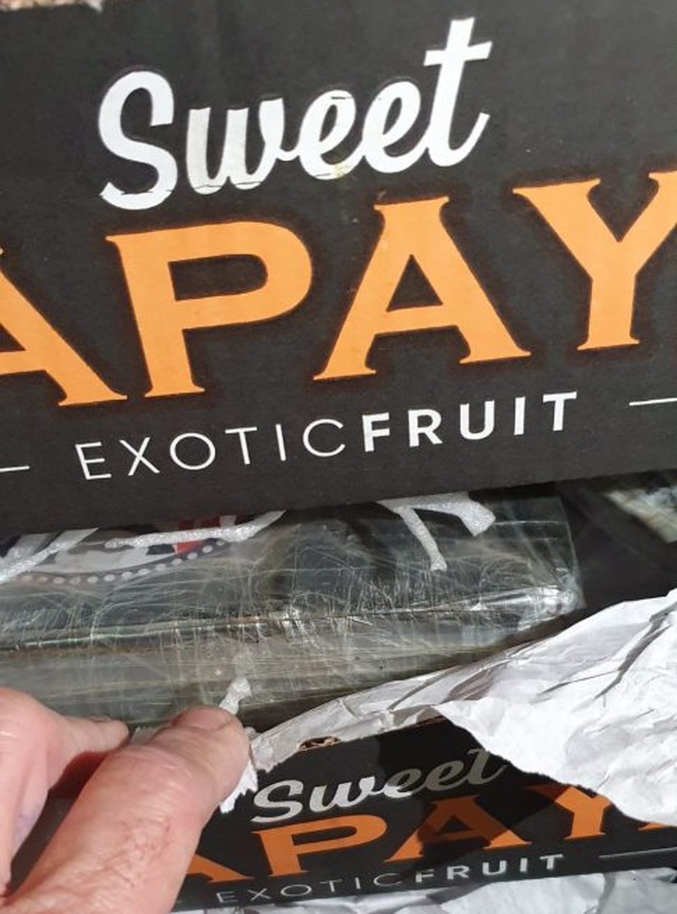 A coca&iacute;na encontrada pela pol&iacute;cia portuguesa dentro das caixas de frutas &mdash; Foto: Divulga&ccedil;&atilde;o/Pol&iacute;cia Judici&aacute;ria de Portugal