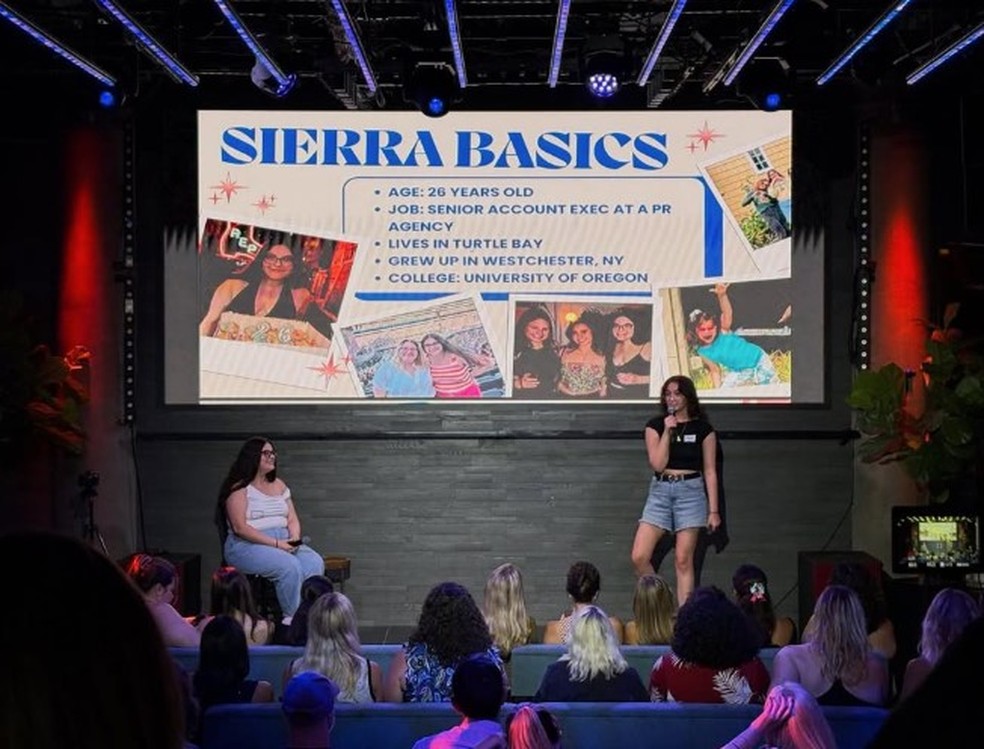 Em evento do 'Pitch & Pair' em Nova York, pessoa faz apresentação 'oferecendo' amiga solteira para a plateia de possíveis pretendentes — Foto: Reprodução/Instagram