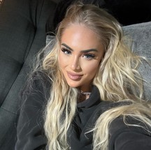 O jogador brasileiro Douglas Luiz namora a também jogadora de futebol Alisha Lehmann — Foto: Reprodução de Instagram