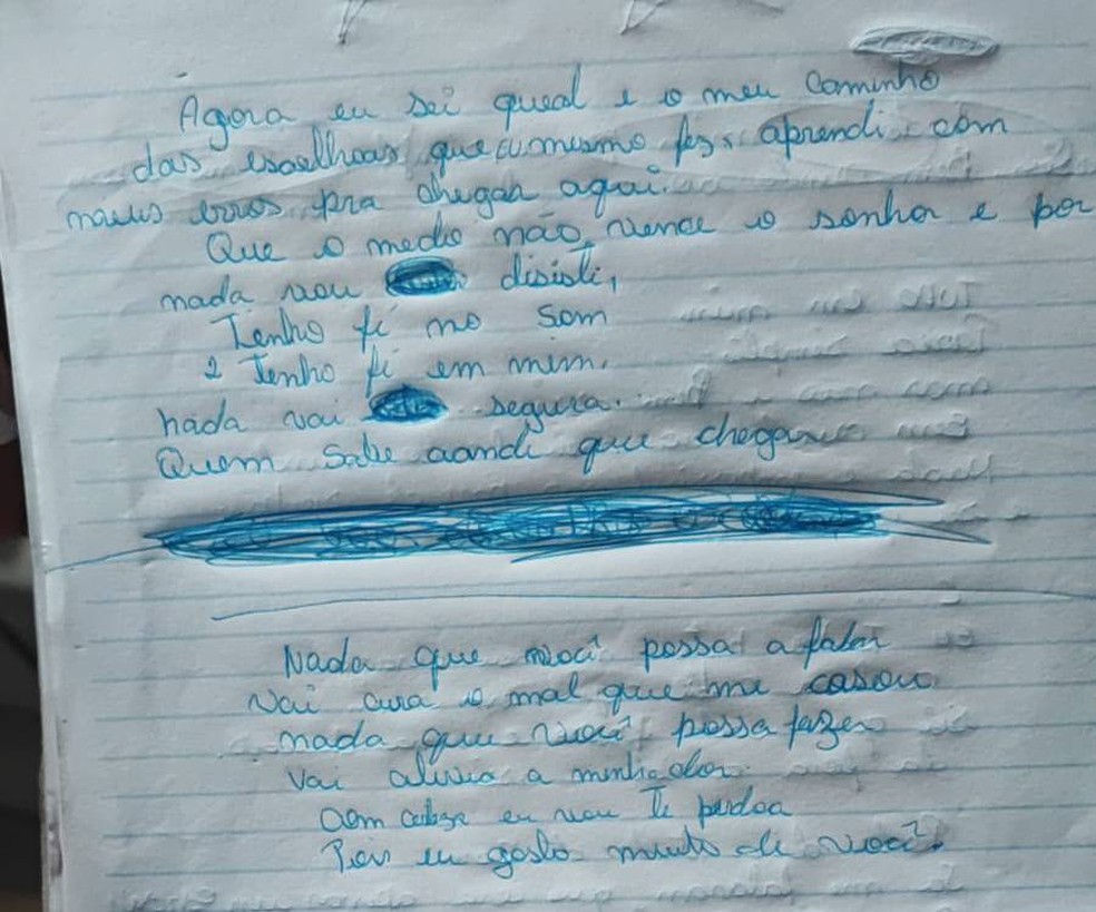Jenifer também escrevia letras de músicas no caderno encontrado pela família — Foto: Arquivo pessoal