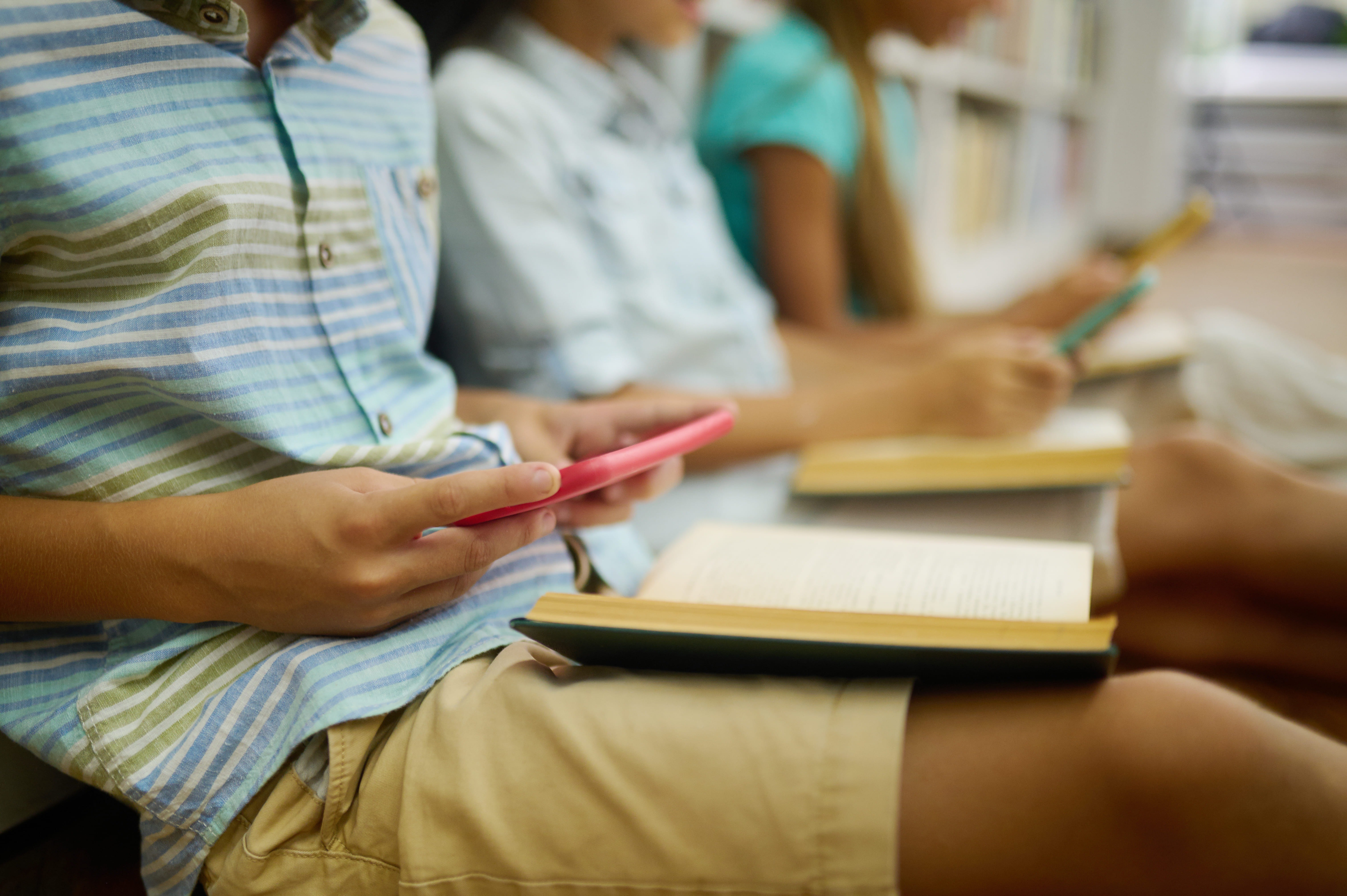 Um em cada três pais já encontrou o filho fazendo compras sem autorização em apps e jogos, diz pesquisa da Serasa