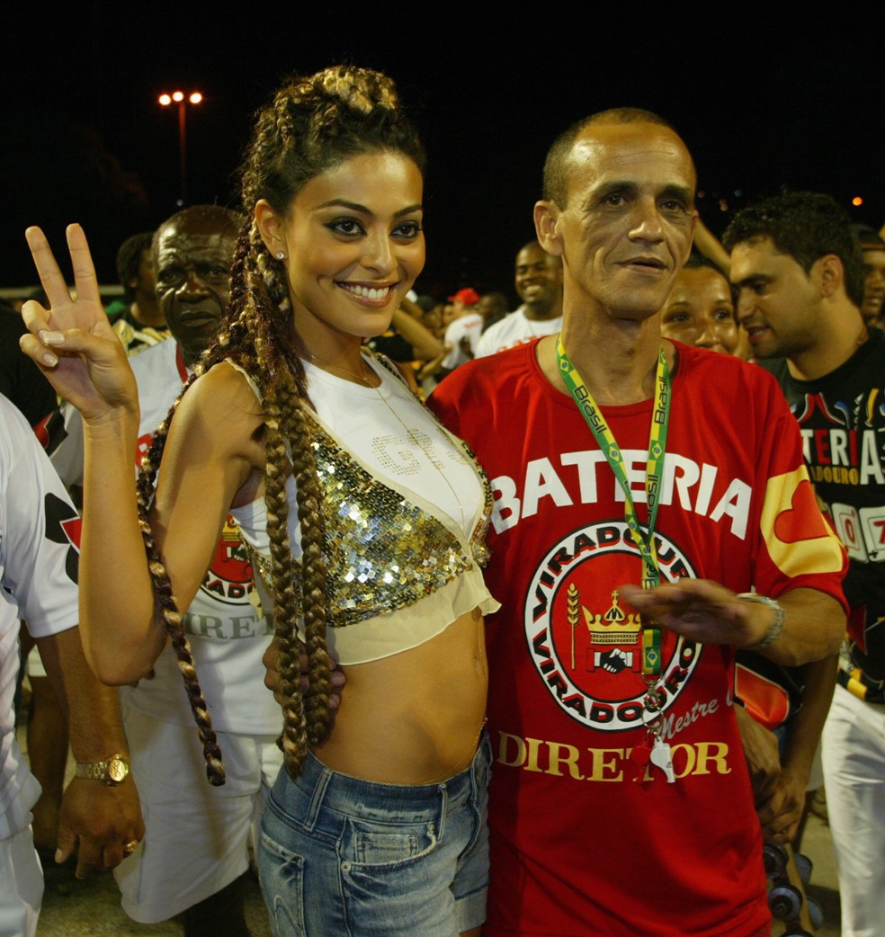 Juliana Paes e o mestre de bateria Ciça no ensaio técnico da Viradouro em 2007 — Foto: Berg Silva