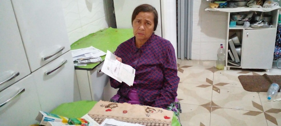 A aposentada Maria Regina Cordeiro tem R$ 2.800 da renda de pouco mais de R$ 3 mil comprometida com dívidas — Foto: Beatriz Carvalho