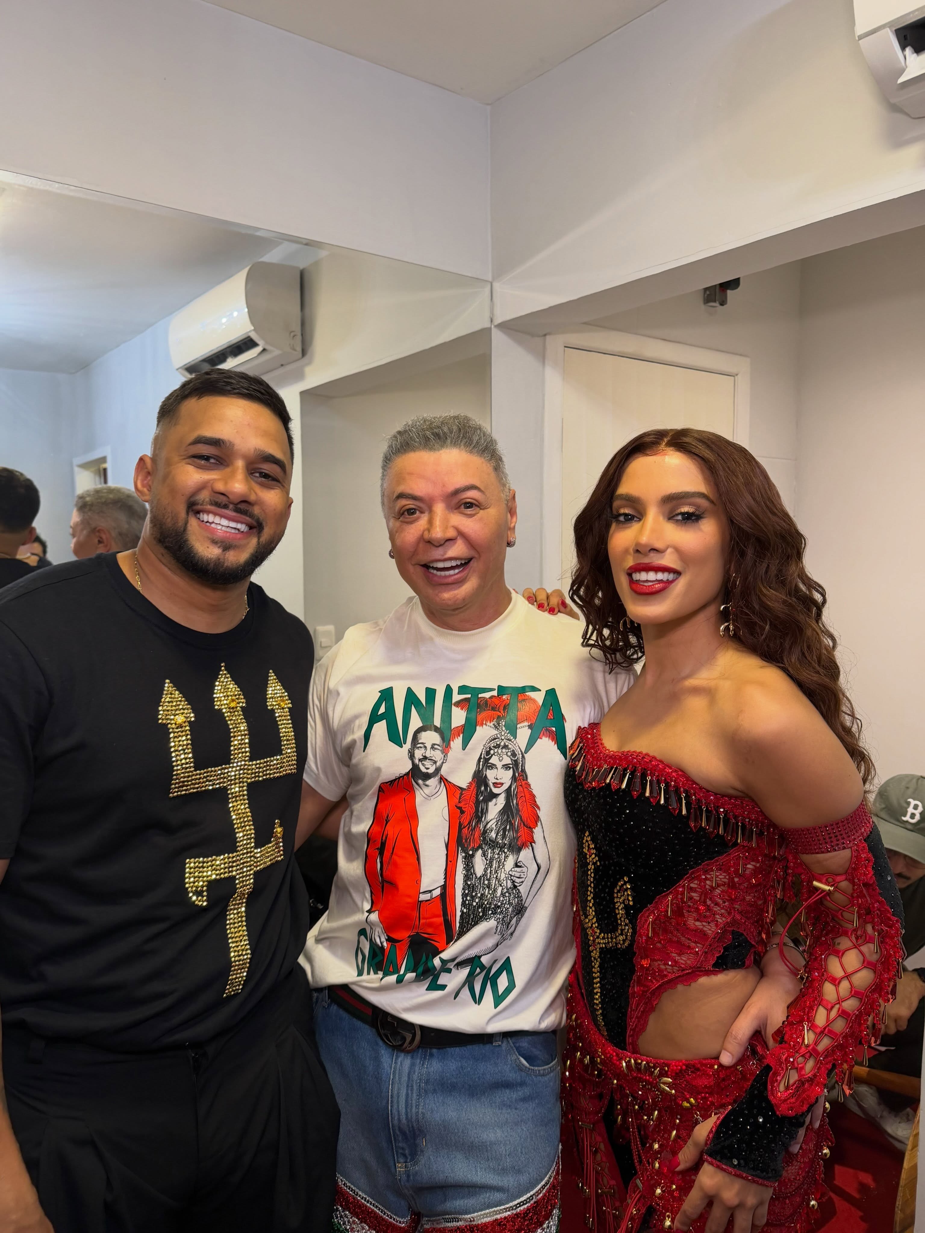 David Brazil revela convite inusitado para Anitta na Grande Rio e comemora: 'Fui o Romário do mundo do samba'