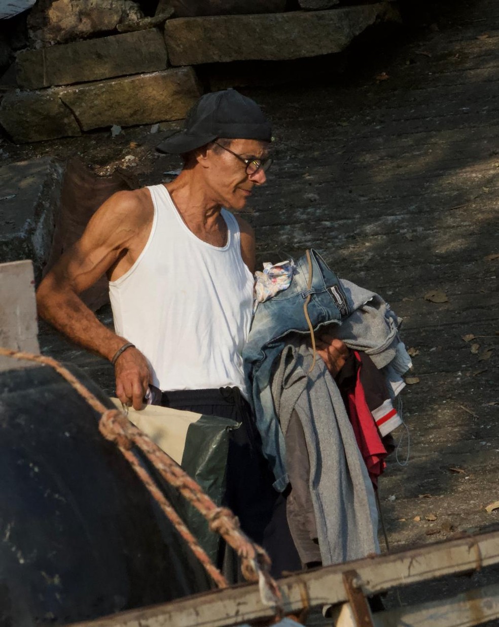 Mário Gomes é despejado da casa onde mora com a família, no Rio — Foto: Sandro Cardozo