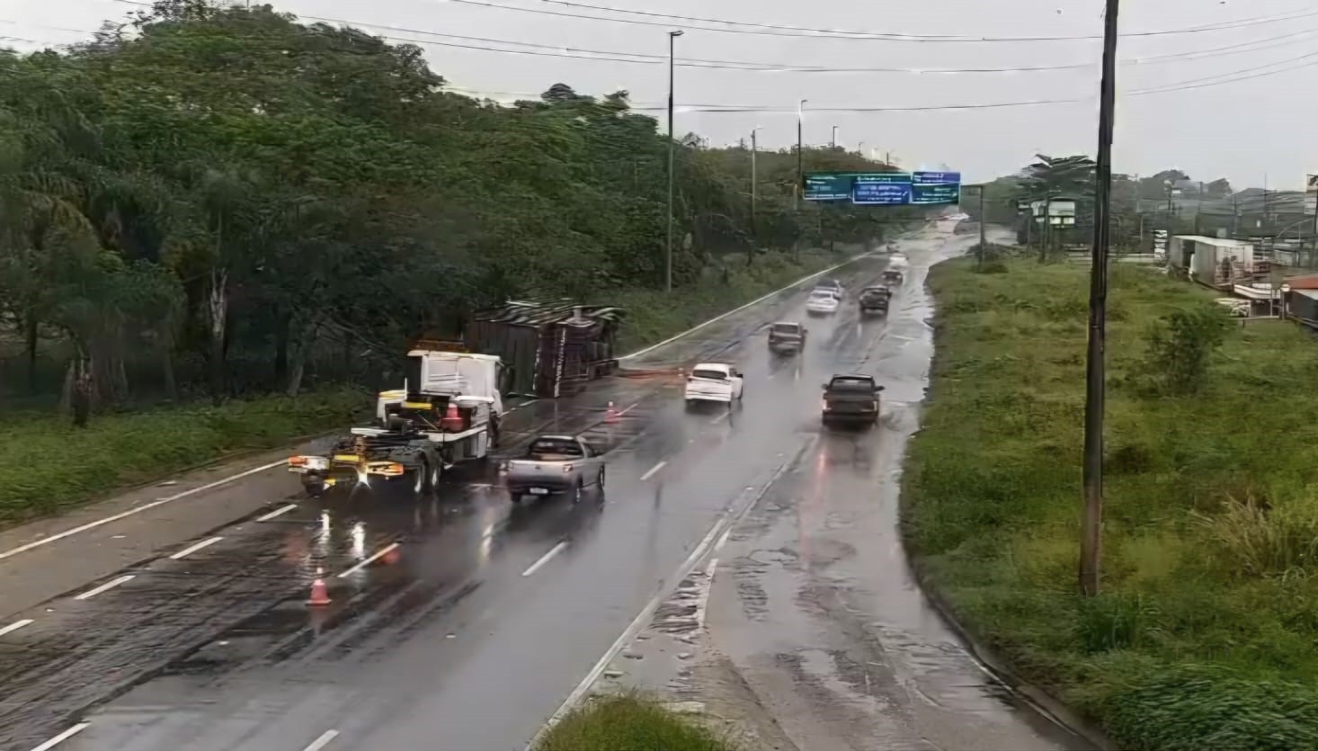 Domingo de eleições tem chuva e acidentes de trânsito em diferentes vias do Rio
