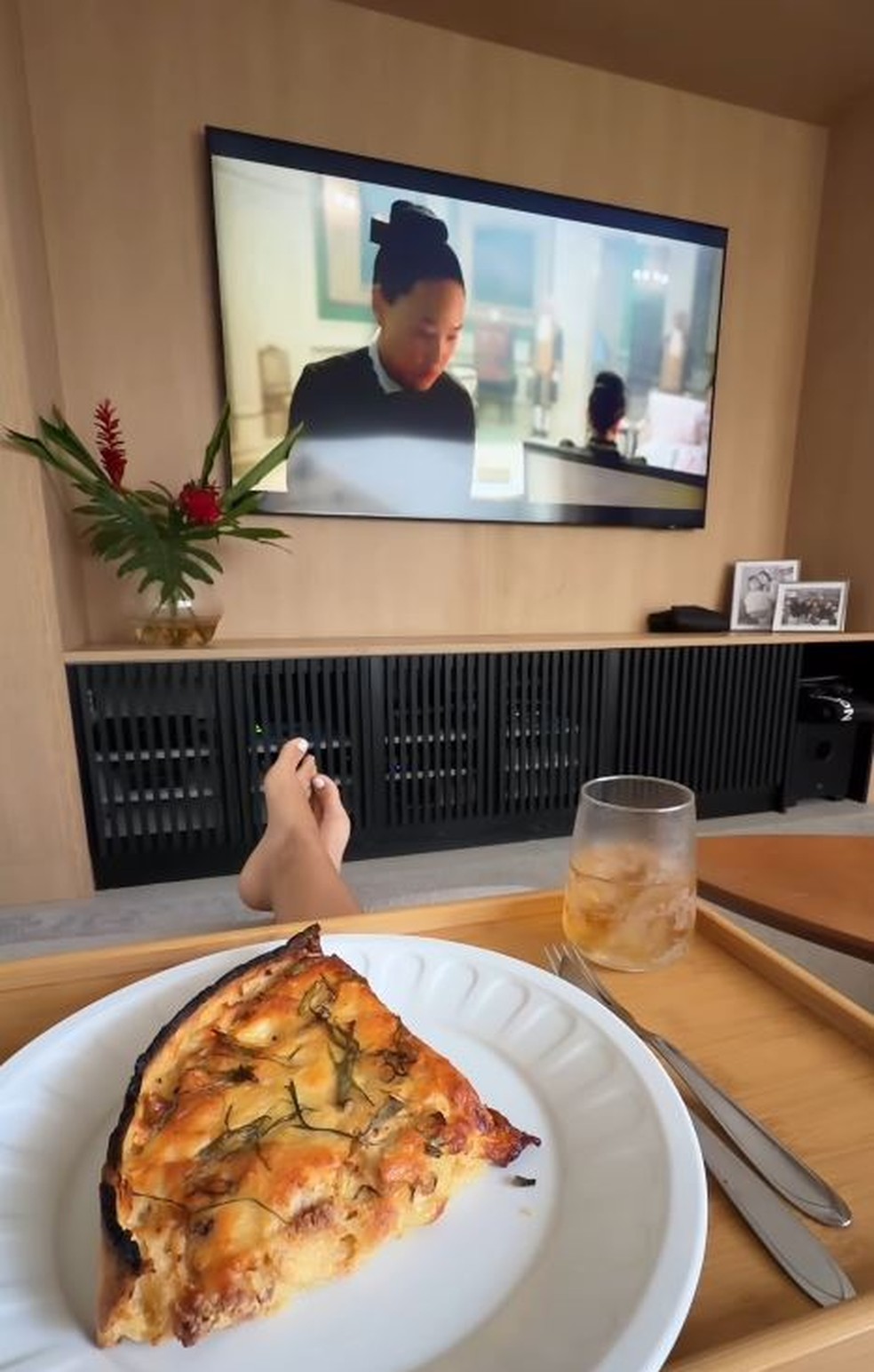 A sala de TV da mansão de Léo Ortiz, do Flamengo — Foto: reprodução/ instagram