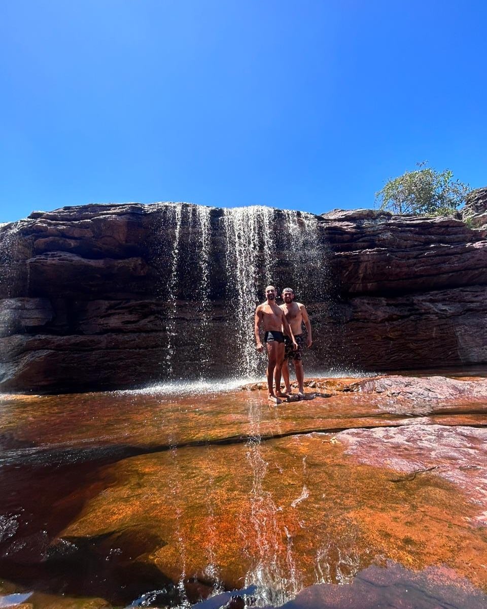 Irandhir Santos com o marido Roberto Efrem Filho — Foto: Reprodução/ Instagram