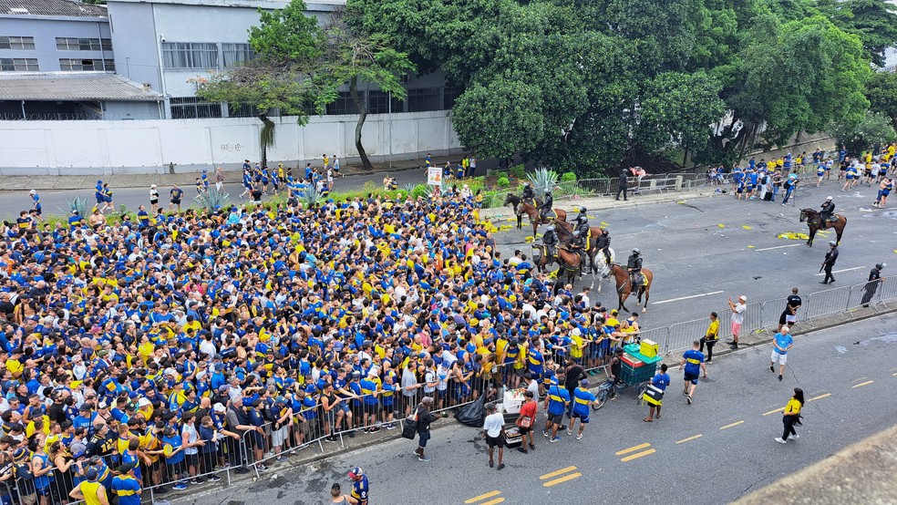 Blocos de torcedores do Boca Juniors represados pela pol&iacute;cia &mdash; Foto: Davi Ferreira