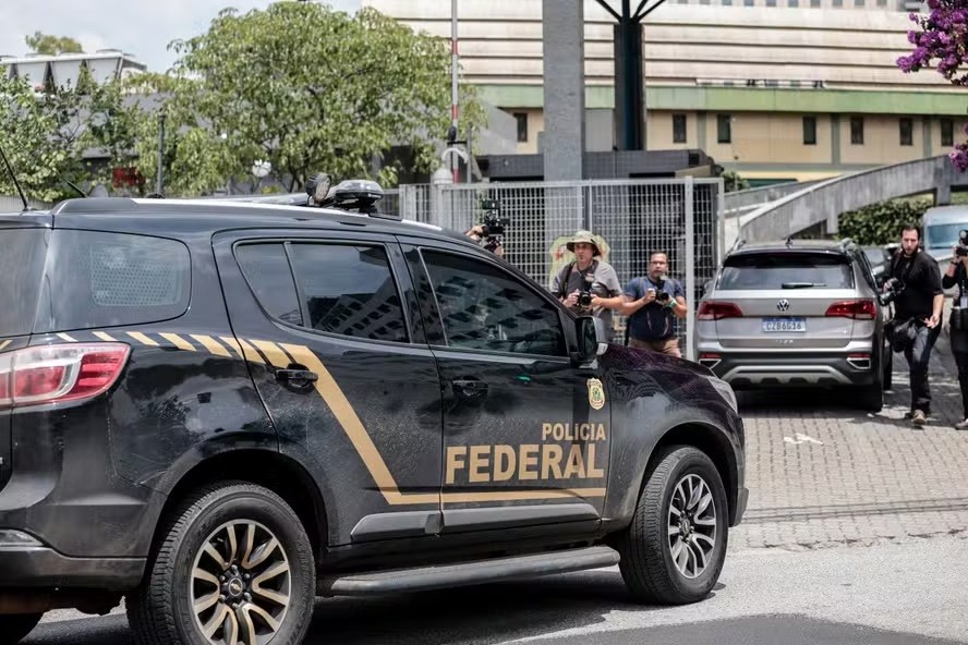 Movimentação na sede da Polícia Federal, em São Paulo, durante operação para prisão de Daniel Vorcaro