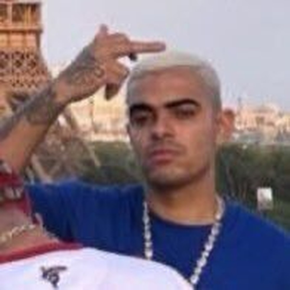 Rafael da Silva Titara em foto feita em frente a cartão postal da França — Foto: Reprodução