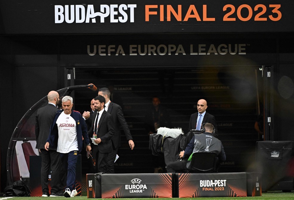 Moruinho no palco da final da Liga Europa — Foto: Attila KISBENEDEK / AFP