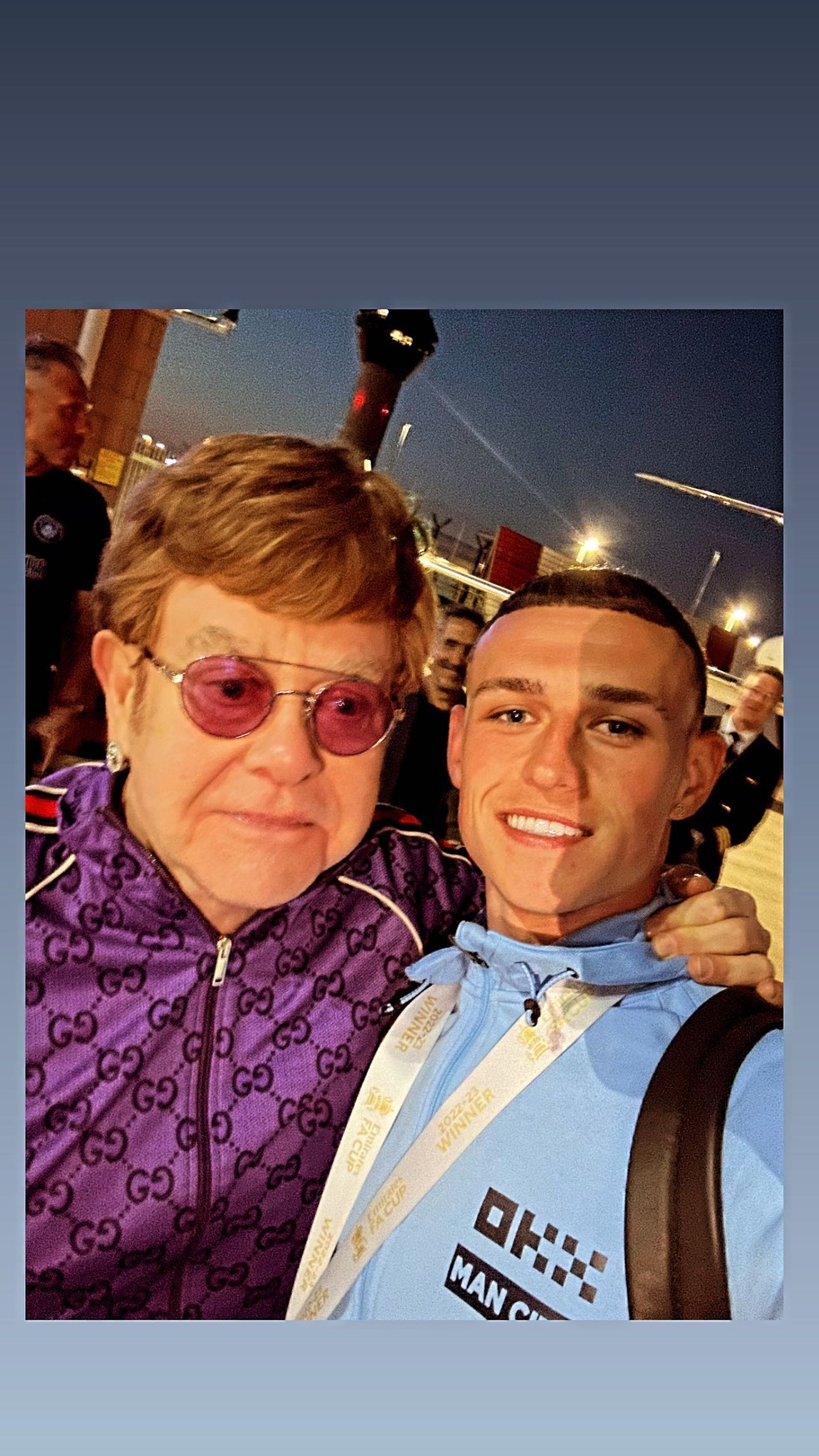 Foden e Elton John no aeroporto — Foto: Reprodução