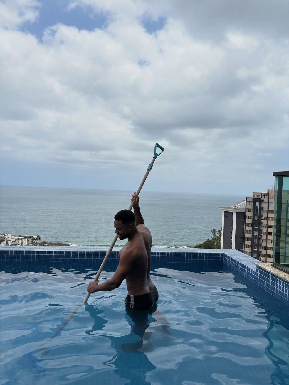 Jordan Dafner na cobertura onde vive com o presidente do Bahia em Salvador — Foto: rep/  instagram