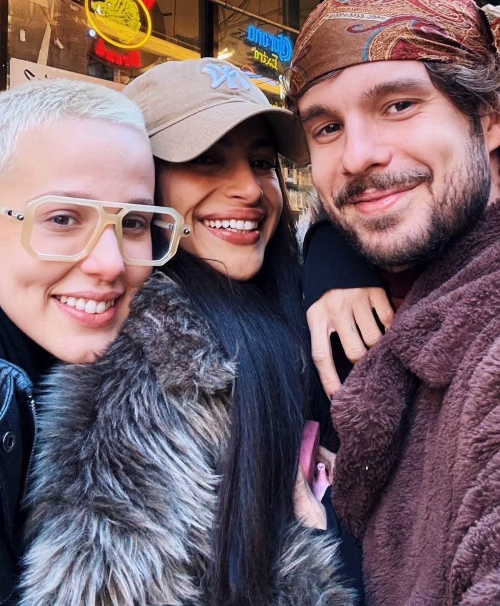 Marcella Rica com Nat&aacute;lia Rosa e um amigo na Europa &mdash; Foto: Instagram