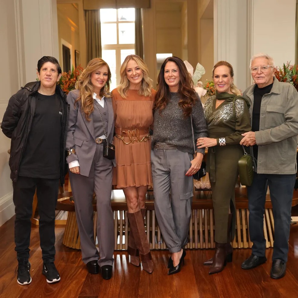 Helô Pinheiro com o marido e os quatro filhos — Foto: Instagram