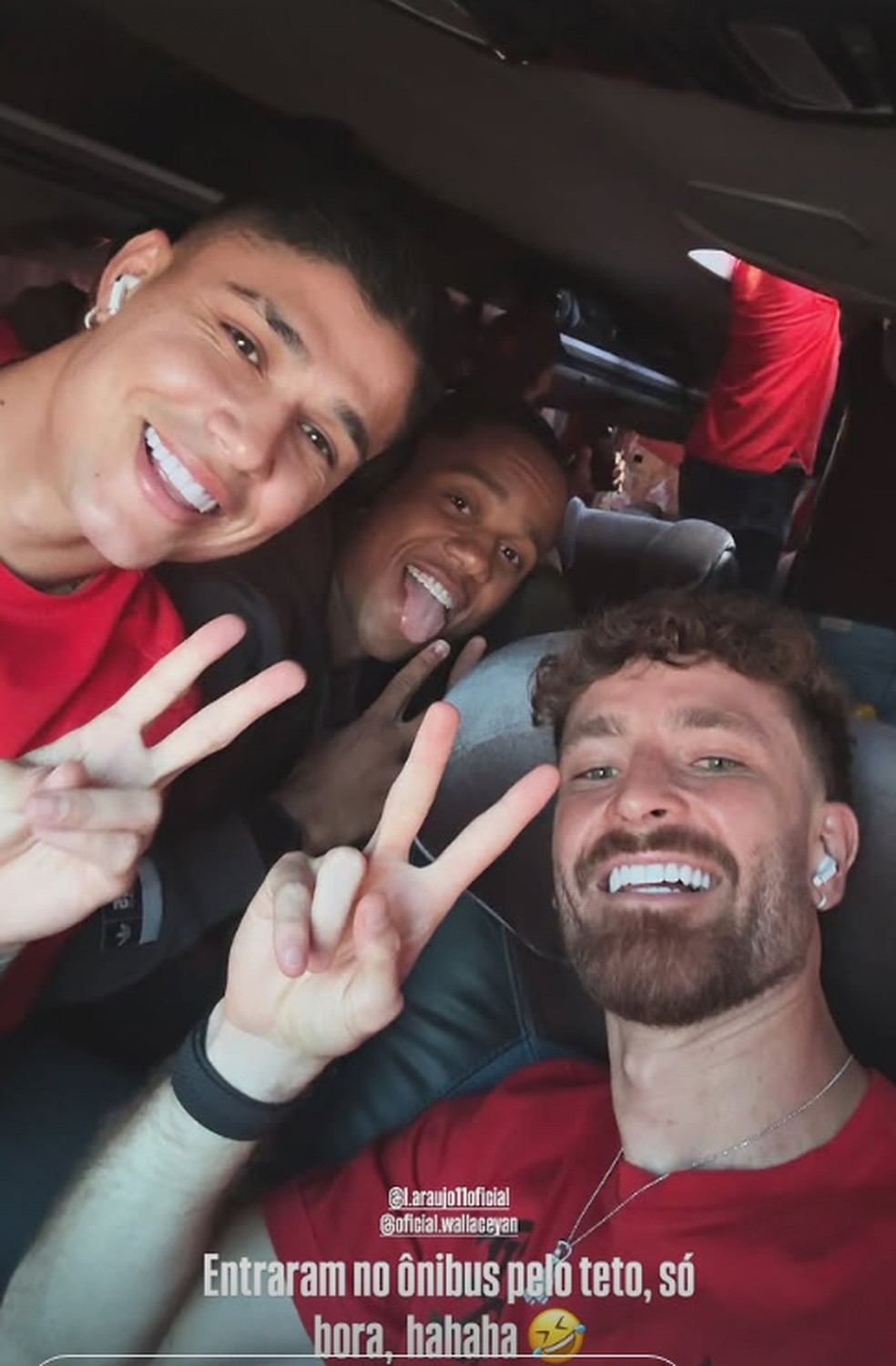 Jogadores do Flamengo curtem invasão de torcedores ao ônibus — Foto: Reprodução