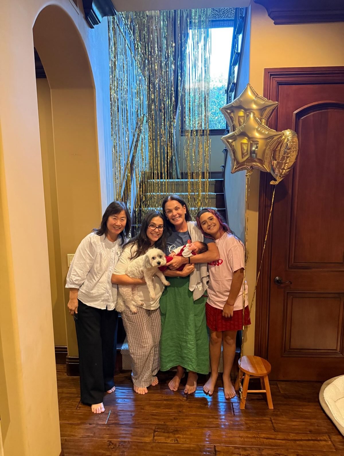 Carolina Ferraz celebra nascimento de primeiro neto: 'Minha vez de espalhar que sou vovó'; fotos