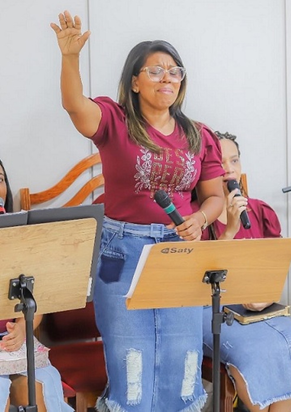 Débora Brasil no culto e nos tempos de Tchan com Jacaré e Carla Perez — Foto: Rubia Adorno/ rep/ instagram e divulgação