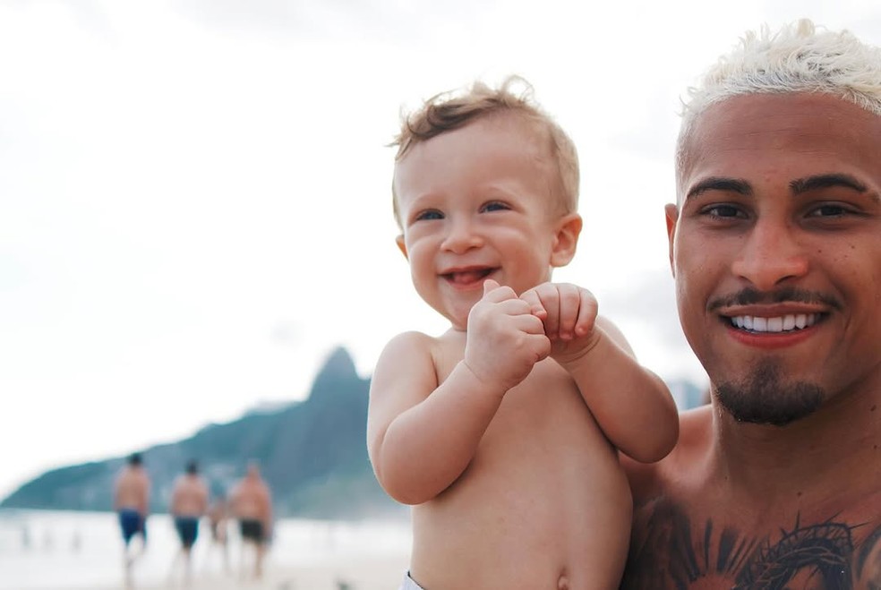 Ex-Fla convocado para a seleção, João Gomes e mulher levam filho à praia no Rio — Foto: 100 cliques/hundred/Reprodução/Instagram