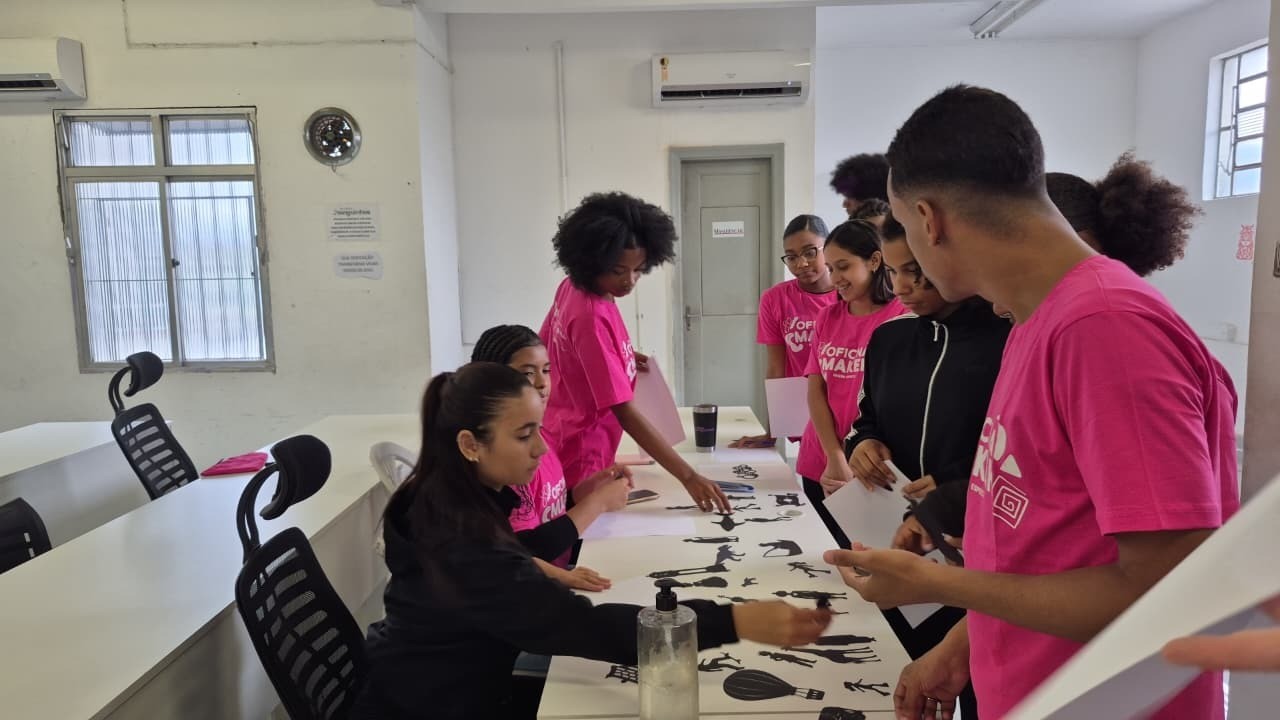 Oficina Maker leva tecnologia e criatividade a estudantes de Manguinhos