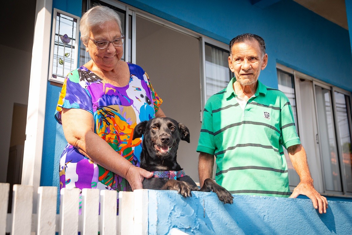 Vera Morais e o ator André Brevot cuidam juntos da cadela Maju — Foto: Roberto Moreyra - Extra