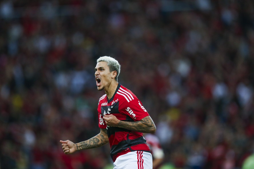 Pedro comemora gol de pênalti pelo Flamengo