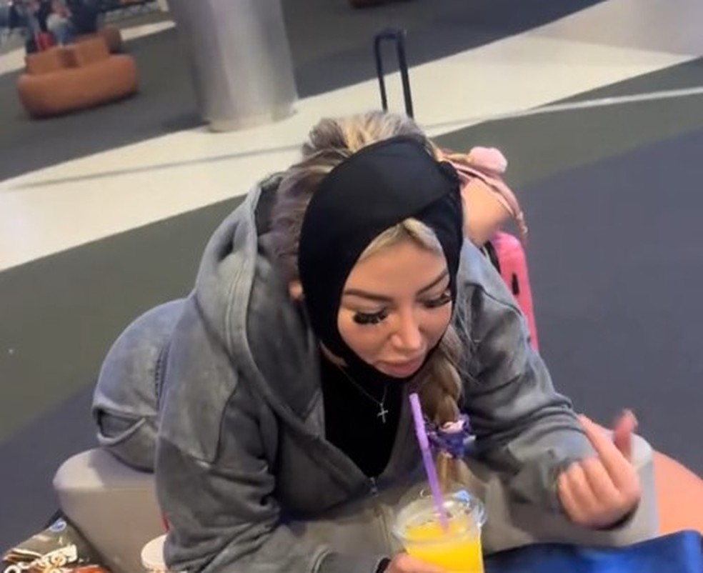 Saffron em aeroporto turco antes de voltar para casa — Foto: Reprodução/TikTok
