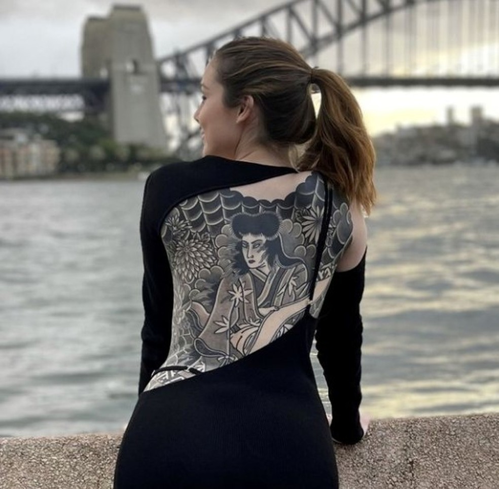 Alexandra Cornish exibe sua 'enorme' tatuagem nas costas, nas nádegas e em parte das coxas — Foto: Reprodução