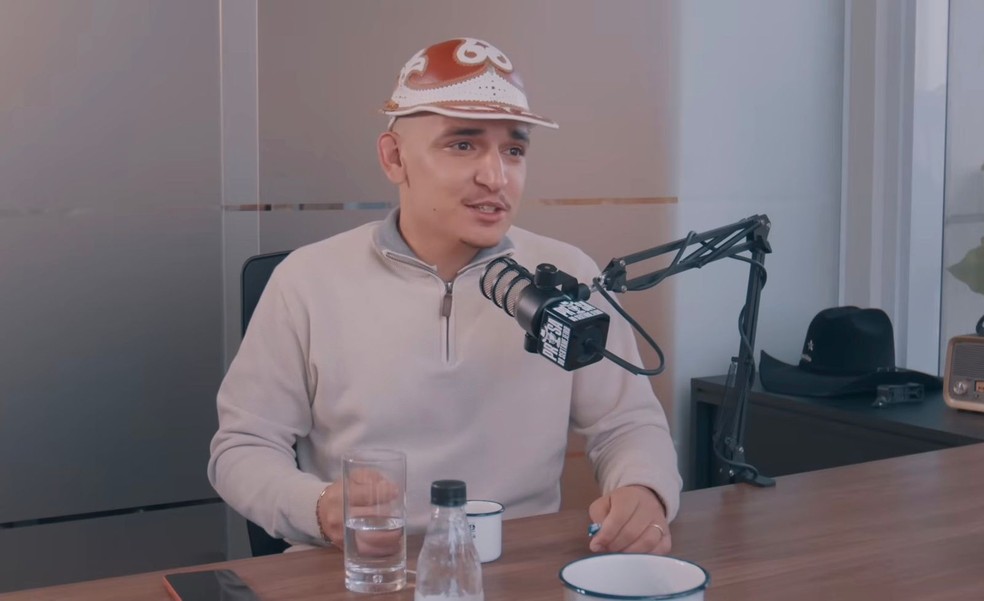 João Gomes revela frustração em construir casa de 'sertão' em condomínio de luxo — Foto: Reprodução/YouTube