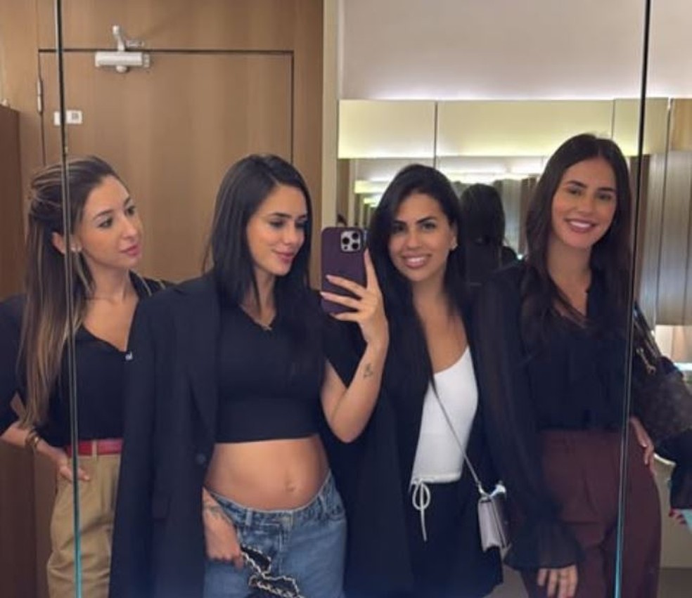 Bruna Biancardi e Neymar seguem juntos em Mangaratiba &mdash; Foto: rep/instagram