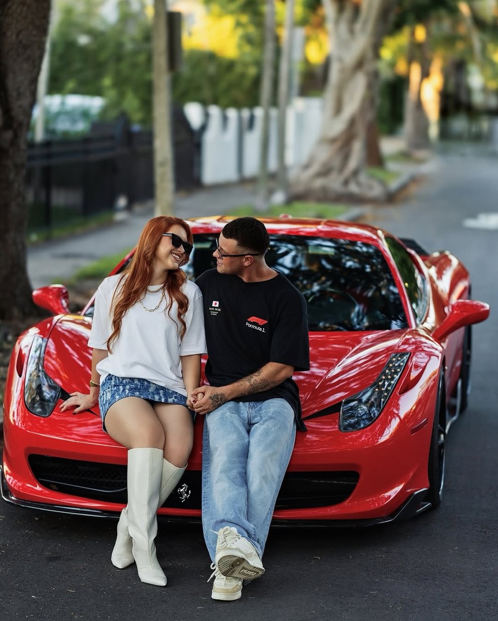 Sofia Liberato e Gabriel Gravino fazem ensaio com Ferrari de R$2,5 milhões — Foto: Mayckon Santos e Vanessa de Castro/Reprodução/Instagram