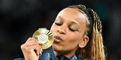 A brasileira Rebeca Andrade conquista a medalha de ouro no solo feminino de ginástica artística — Foto: Gabriel BOUYS / AFP
