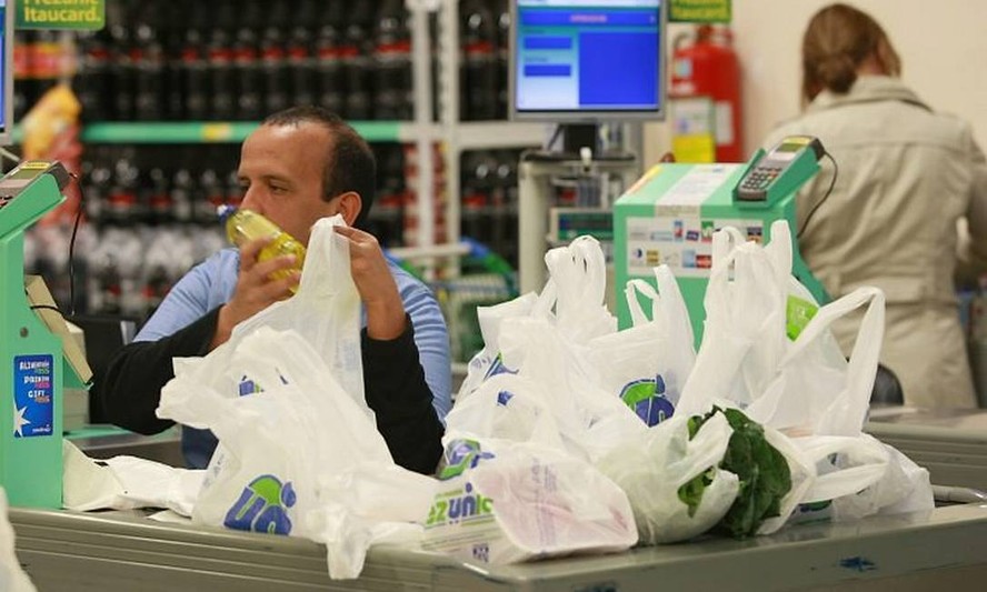 Muitas sacolas plásticas são usadas para acondicionar as compras num supermercado em Botafogo