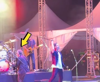 Vocalista do Matchbox 20 acerta a cabeça de guitarrista com pedestal de microfone durante show - QTU Questões do Universo