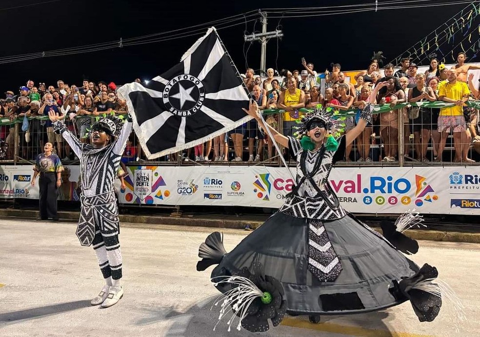 Belo retrato aproximado de jovem com roupa tradicional de dança de samba e  maquiagem para o carnaval brasileiro, festival do rio de janeiro, no brasil