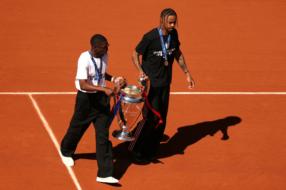 Dembélé e Barcola com a taça da Liga dos Campeões em Roland Garros — Foto: Alain JOCARD / AFP