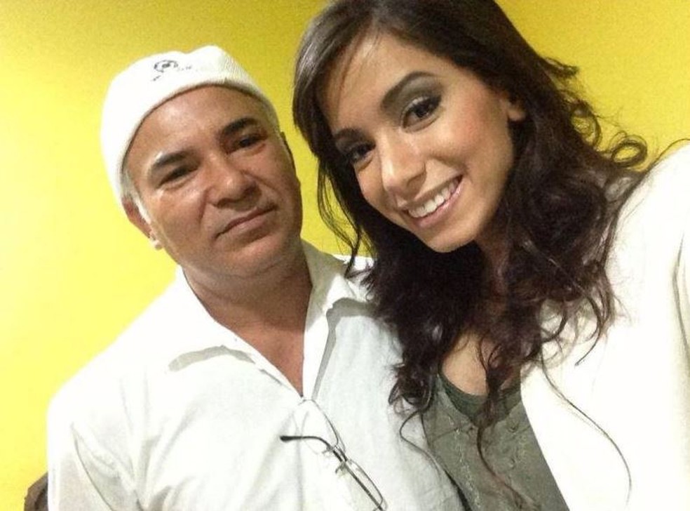 Anitta com seu pai de santo Sérgio Pina — Foto: reprodução/ instagram e facebook