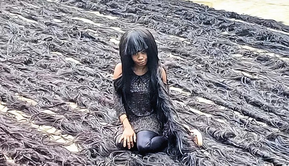 Helen Williams tem o recorde de produtora da peruca mais comprida do mundo, com 351,28 metros de comprimento, &mdash; Foto: Reprodu&ccedil;&atilde;o