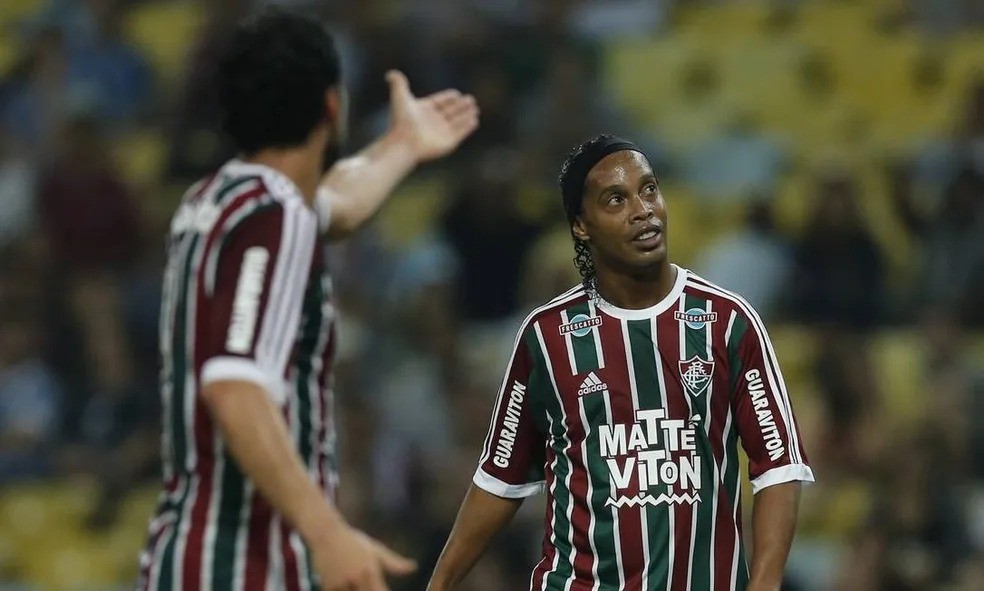 Ronaldinho com Fred, em ação pelo Fluminense: contrato que iria até fim de 2016 durou menos de três meses — Foto: Alexandre Cassiano / Agência O Globo