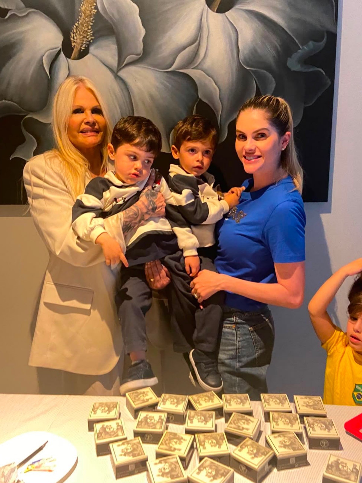 Bárbara Evans mostra festa de 70 anos de Monique Evans junto com os netos: 'Te amamos muito!'