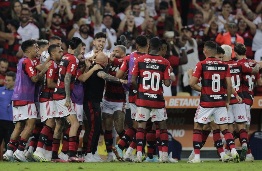 Numa tentativa de mostrar que o ambiente não está ruim no Flamengo, jogadores comemoram o gol em torno de Sampaoli