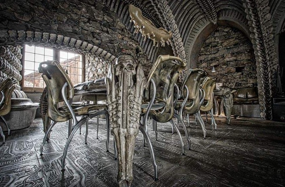 Giger: 'O bar mais bizarro do mundo', na Suíça, com 'ossos de aliens' — Foto: Reprodução/Instagram